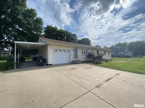 409 E Woods St, Avon, IL 61415 photo 2