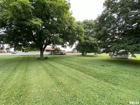 409 E Woods St, Avon, IL 61415 photo 7