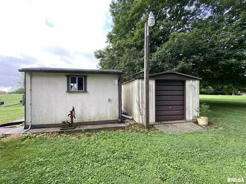 409 E Woods St, Avon, IL 61415 photo 8