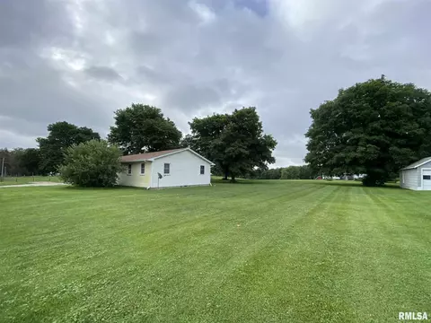 409 E Woods St, Avon, IL 61415 photo 5