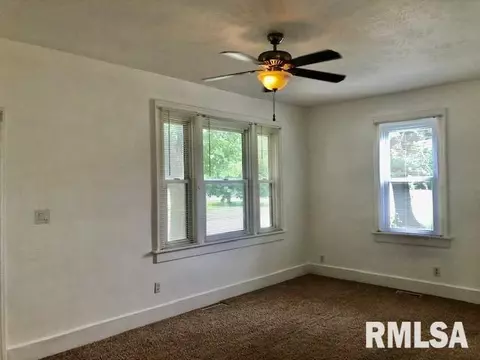 124 N Amos Ave, Springfield, IL 62702 photo 2