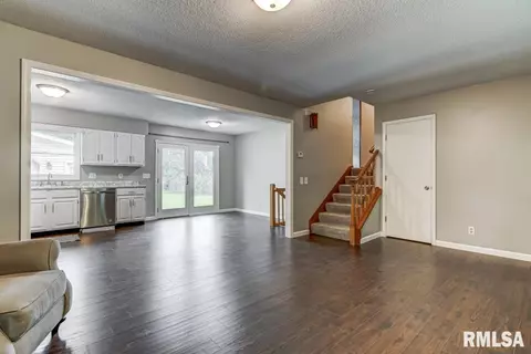 2115 Shabbona Dr, Springfield, IL 62703 photo 3