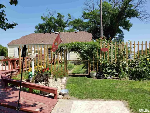 821 N Hill St, Springfield, IL 62702 photo 9
