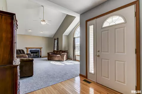 5105 Dove Dr, Springfield, IL 62711 photo 2