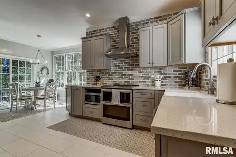 800 Fairfax Ct, Springfield, IL 62702 photo 8