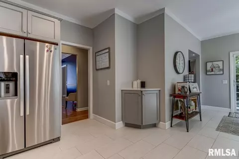 800 Fairfax Ct, Springfield, IL 62702 photo 7