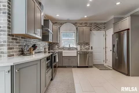 800 Fairfax Ct, Springfield, IL 62702 photo 2