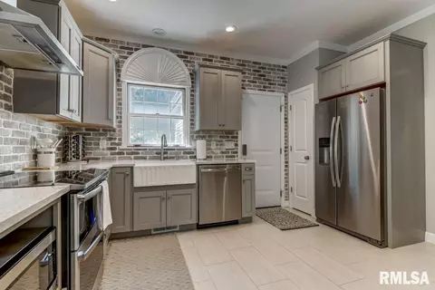 800 Fairfax Ct, Springfield, IL 62702 photo 6