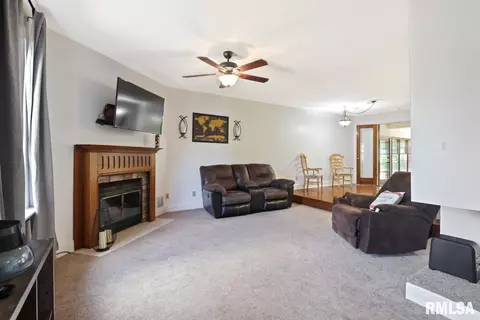2120 Shabbona Dr, Springfield, IL 62702 photo 2