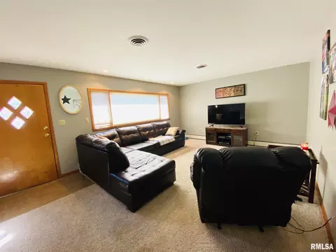 702 Cherry St, Abingdon, IL 61410 photo 6