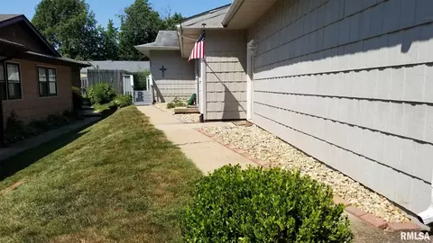 131 N Douglas Ave, Springfield, IL 62702 photo 3