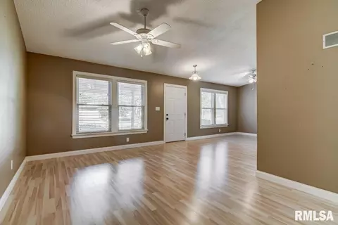 2 Hollybrook Dr, Springfield, IL 62702 photo 3