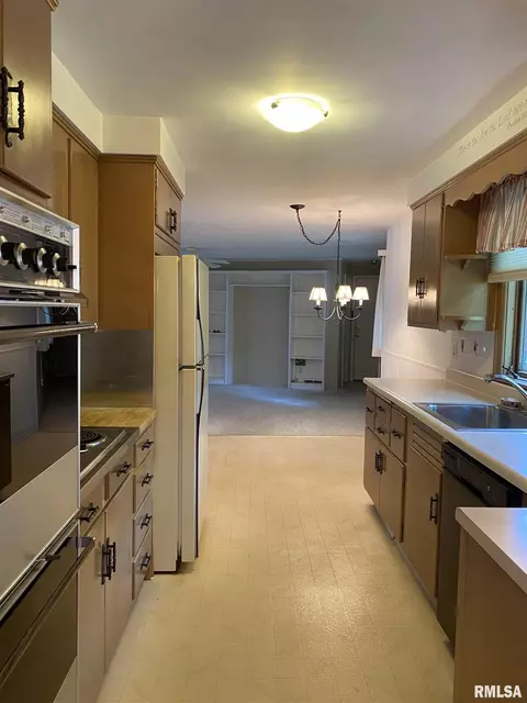 2000 Clubview Dr, Springfield, IL 62704 photo 8