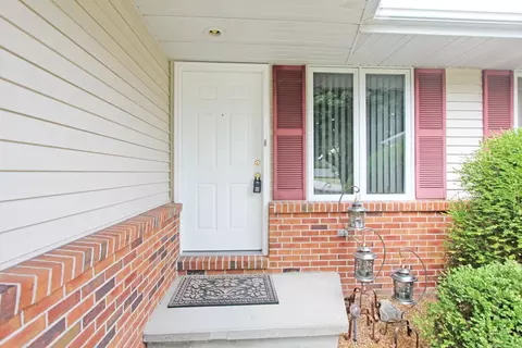 2703 Chase Dr, Springfield, IL 62704 photo 2