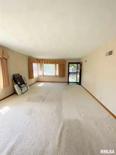 1900 Marland St, Springfield, IL 62702 photo 2