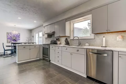 2301 Tamaroa Trl, Springfield, IL 62702 photo 5