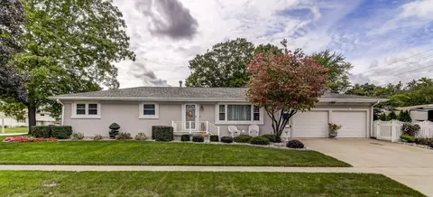 2301 Tamaroa Trl, Springfield, IL 62702 photo 1