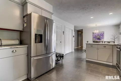 2301 Tamaroa Trl, Springfield, IL 62702 photo 6
