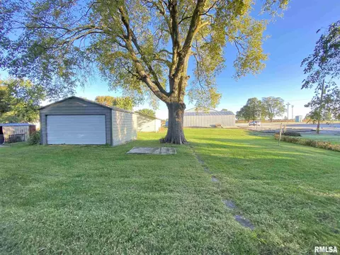 310 E Wood St, Avon, IL 61415 photo 5