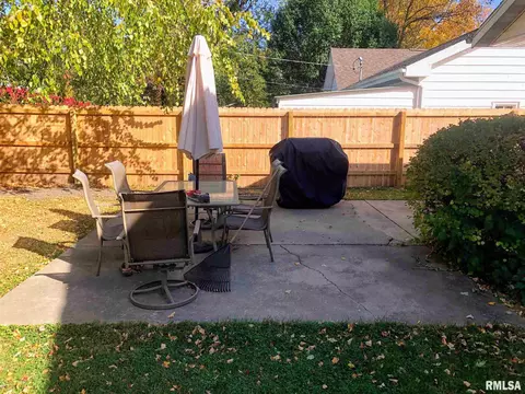 305 E Locust St, Chatham, IL 62629 photo 39