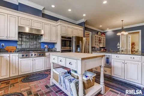 3400 Embassy Dr, Springfield, IL 62711 photo 9