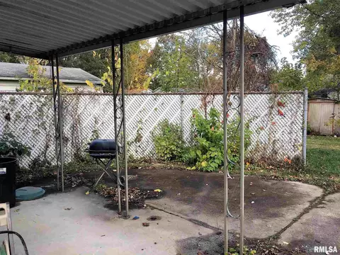 2405 Dunwich Dr, Springfield, IL 62702 photo 3