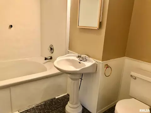 1043 N 1st St, Springfield, IL 62702 photo 10