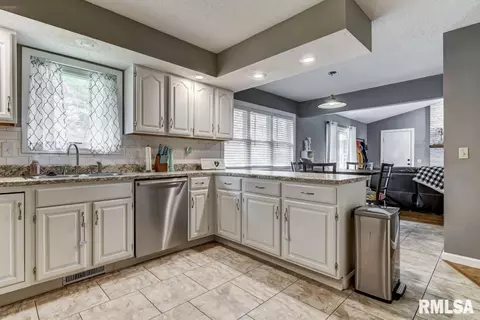 1509 Devonwood Dr, Springfield, IL 62707 photo 8