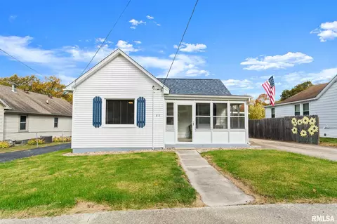 813 E Madison St, Riverton, IL 62561 photo 1