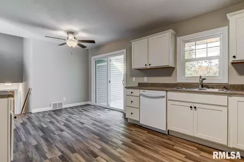 203 Hickory St, Athens, IL 62613 photo 9