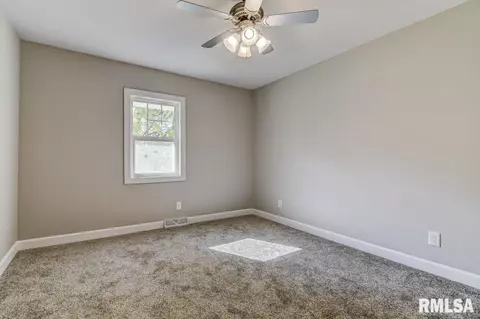 203 Hickory St, Athens, IL 62613 photo 17