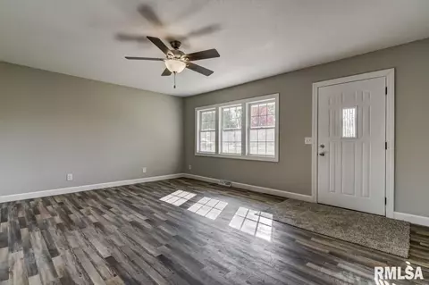 203 Hickory St, Athens, IL 62613 photo 3