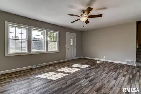 203 Hickory St, Athens, IL 62613 photo 2