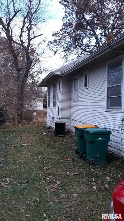 209 N Normal St, Macomb, IL 61455 photo 4