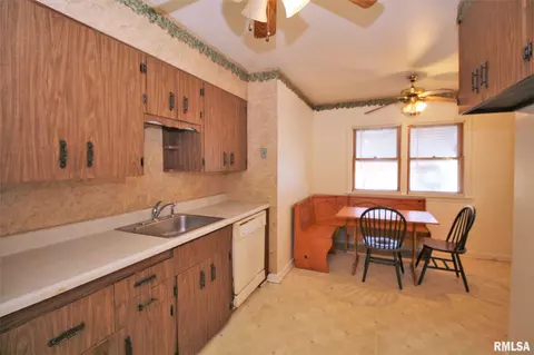 2476 S 11th St, Springfield, IL 62703 photo 9