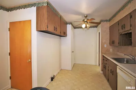 2476 S 11th St, Springfield, IL 62703 photo 14