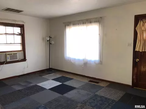 3021 S 3rd St, Springfield, IL 62703 photo 2