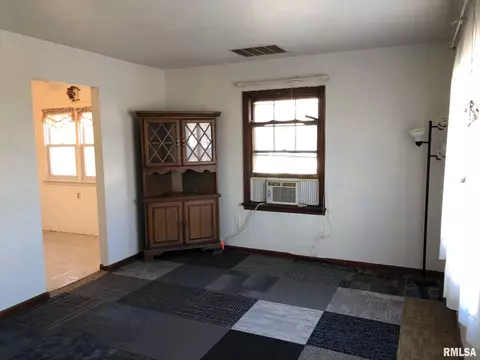 3021 S 3rd St, Springfield, IL 62703 photo 4