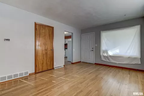 1609 Schrader Ave, Springfield, IL 62702 photo 4