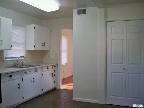 5 W Grand Ct, Springfield, IL 62704 photo 4