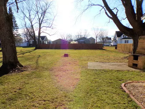 214 E Holmes St, Oneida, IL 61467 photo 9