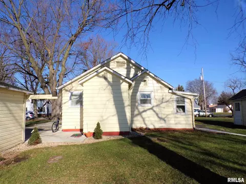 214 E Holmes St, Oneida, IL 61467 photo 8