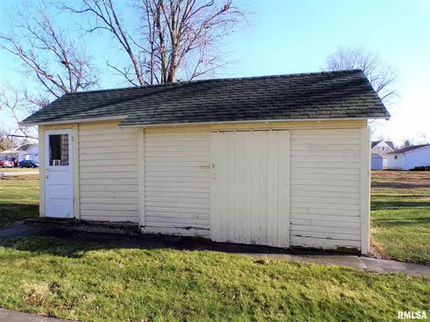 214 E Holmes St, Oneida, IL 61467 photo 5