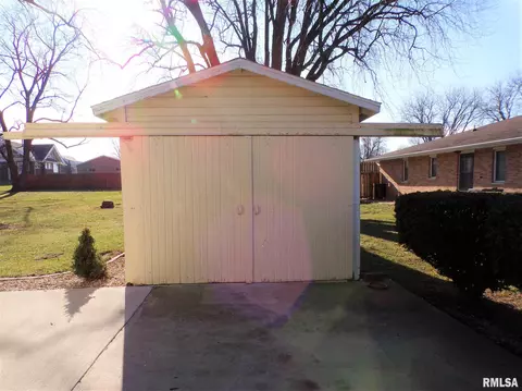 214 E Holmes St, Oneida, IL 61467 photo 6