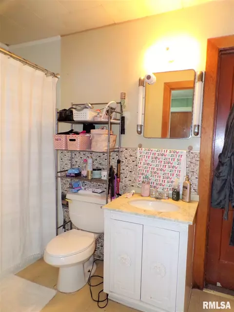 214 E Holmes St, Oneida, IL 61467 photo 17
