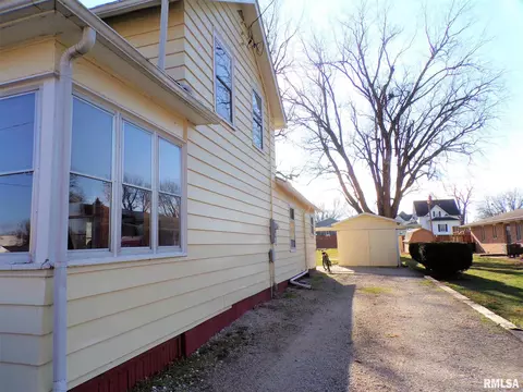 214 E Holmes St, Oneida, IL 61467 photo 7