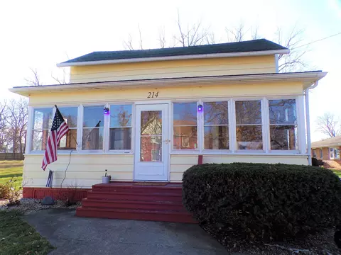 214 E Holmes St, Oneida, IL 61467 photo 2