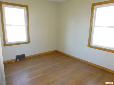 2829 S Walnut St, Springfield, IL 62704 photo 5