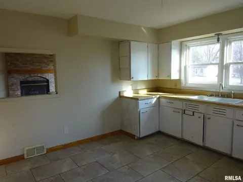 2829 S Walnut St, Springfield, IL 62704 photo 2
