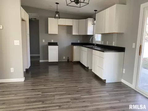 113 E Main St, Thayer, IL 62689 photo 3